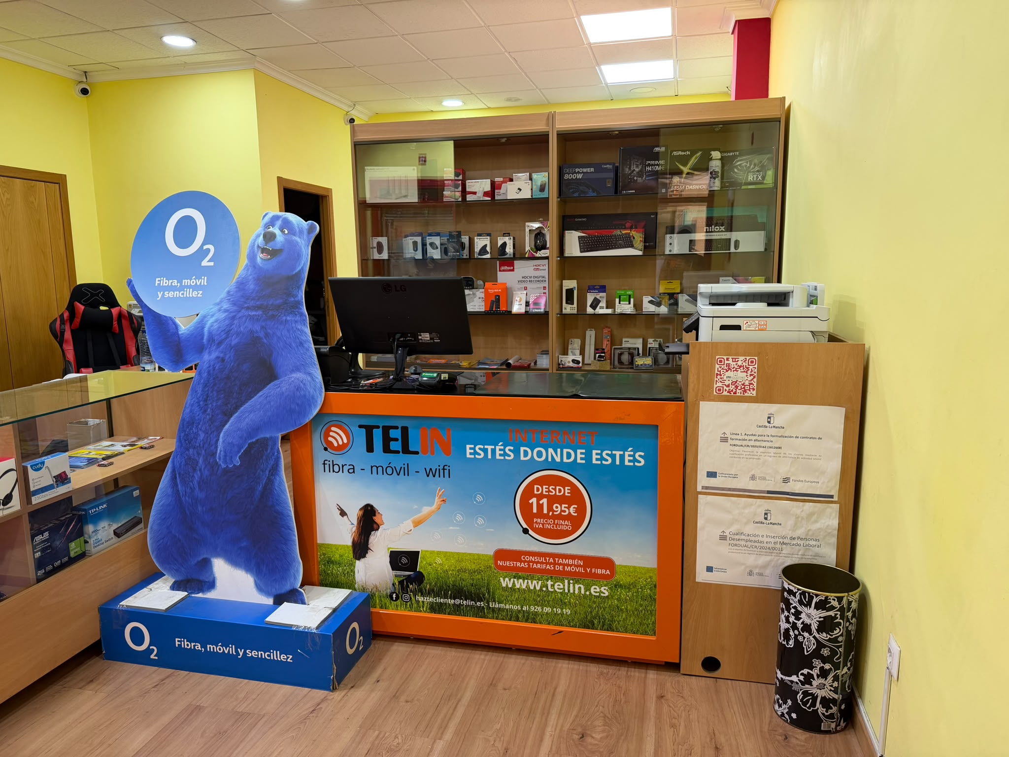 Mostrador e interior de la tienda CPU Soluciones